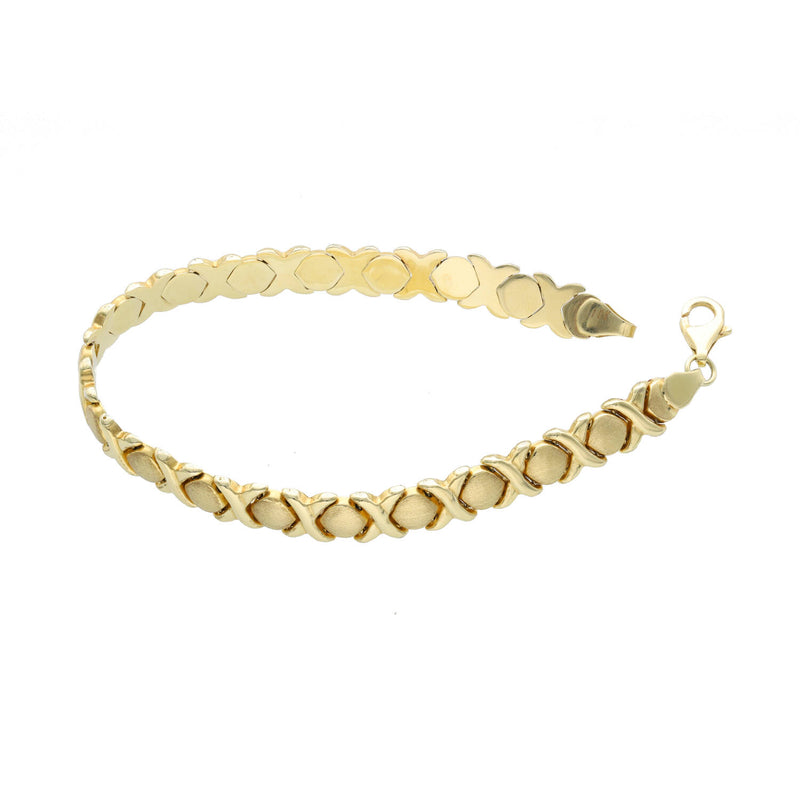 High-resolution detail of the 10K gold XOXO Stampato link pattern and polished finish on a 7.7mm wide women's bracelet.
