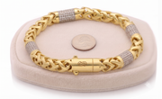 Brazalete de oro amarillo de 10k estilo Franco con detalles de piedras Swarovski sobre almohadilla de exhibición.