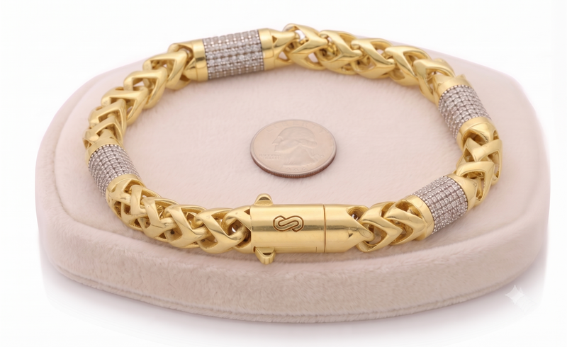 Brazalete de oro amarillo de 10k estilo Franco con detalles de piedras Swarovski sobre almohadilla de exhibición.