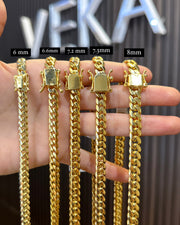 A set of authentic Real Gold Solid 10 Karat Chain on displayed on a hand showing the mm of each one to have as a reference. 