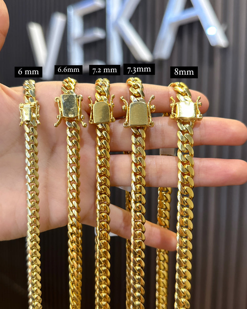 A set of authentic Real Gold Solid 10 Karat Chain on displayed on a hand showing the mm of each one to have as a reference. 