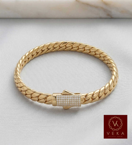 Brazalete cubano de oro 10K con diseño tight link de 7mm y cierre Monaco con circones, marca Veka Jewelry.