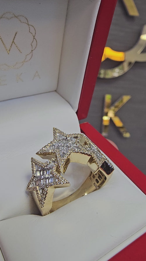Vertical close-up view showing the side profile and solid 10K gold band of the Men's 3-Star Natural Diamond Ring.