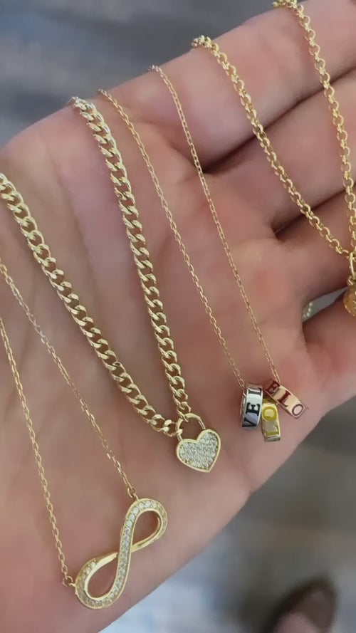 Video showing a set of different women necklaces with small charms ideal for simple and elegant occasions.