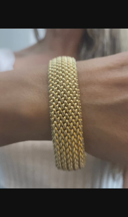A Video of a masterpiece of texture and light. This 18mm popcorn-style bracelet is crafted in genuine 14k yellow gold, weighing a substantial 22.3 grams. Finished with a high-security fancy box lock, it offers a bold look for the modern woman who values classic craftsmanship.