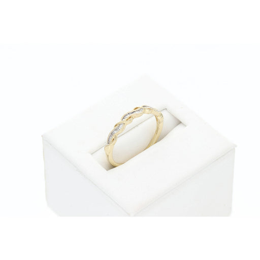 Sparkle in Style: 10K Gold 0.15ctw Diamond Twist Rope Ring