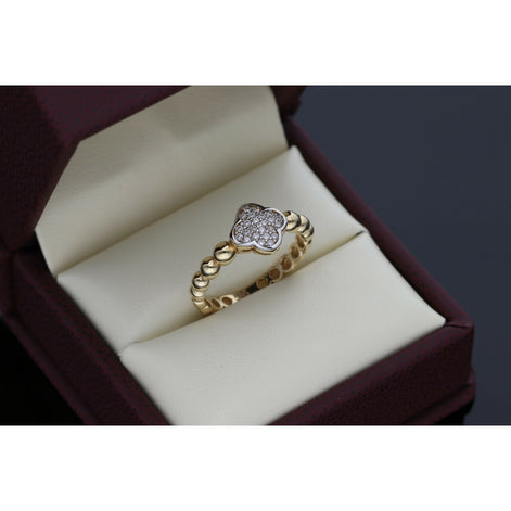 Clover Ring with stones in a beautiful luxury ring box from VEKA Jewlery.
